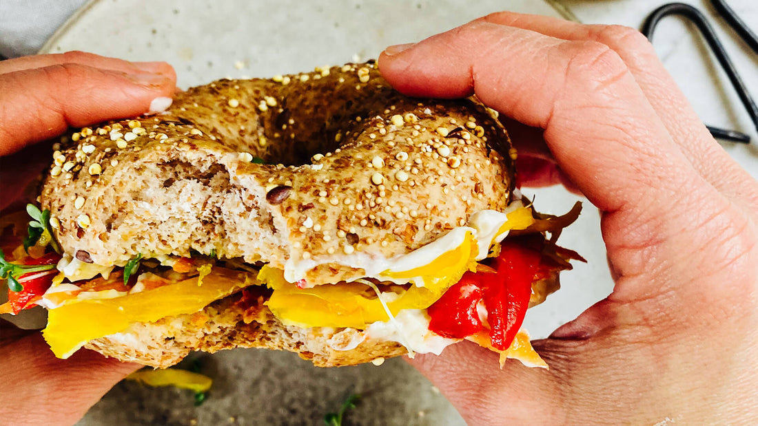 Bagel with Vegetables and Turmeric & Curry Love Kraft Kraut